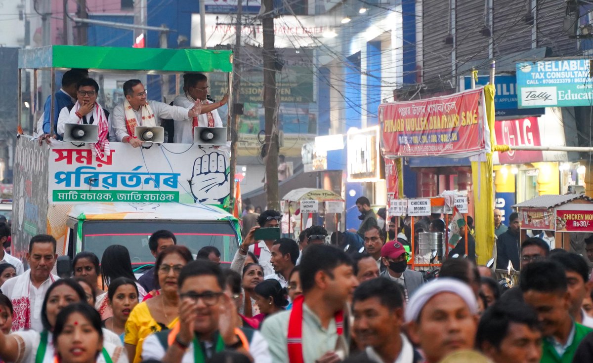 INCAssam's tweet photo. The heart of Jorhat beats for change! 

A sea of people joined the #XomoyPoribortonorJatra today as it marched through the historic streets of Jorhat Town.

 From old to young, from  shopkeepers to students - the response was thunderous. 

This isn't just a march; it's a movement of the people, by the people, and for a better Assam.

#NatunBorAxom
#XomoyParibortonor
#JorhatRises
#AssamDemandChange