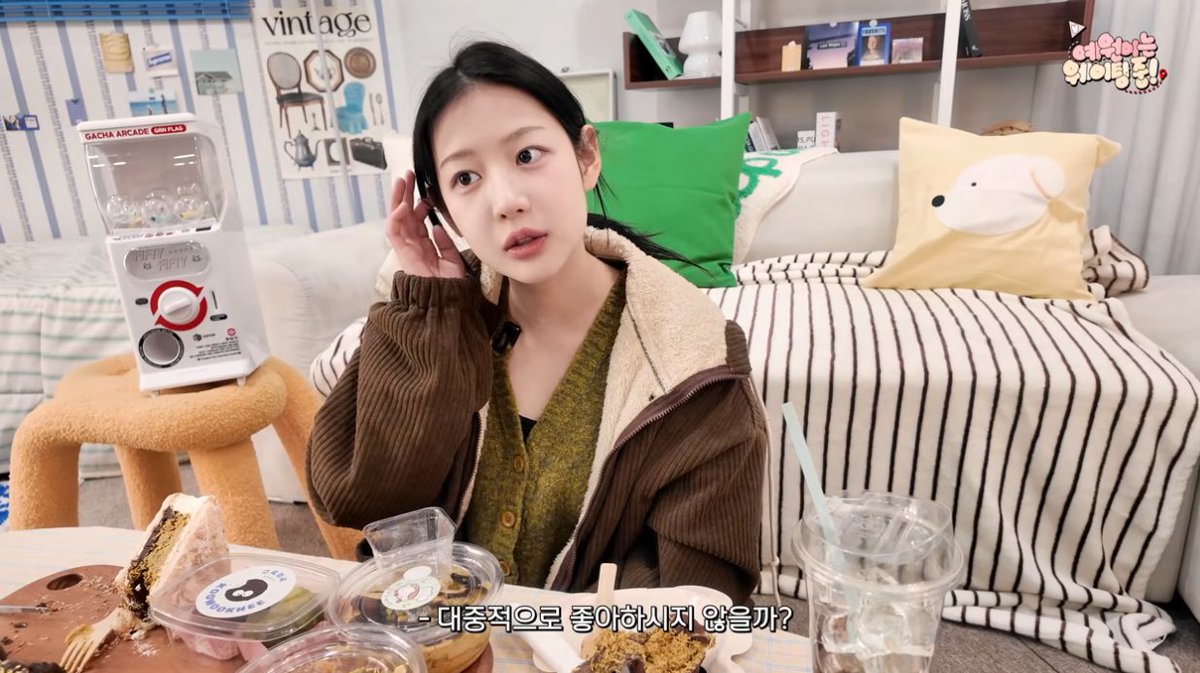 Yewon harmonizing her outfit with the pastries colours 😆

Source: youtu.be/8pQtVwvrzbgsi=…