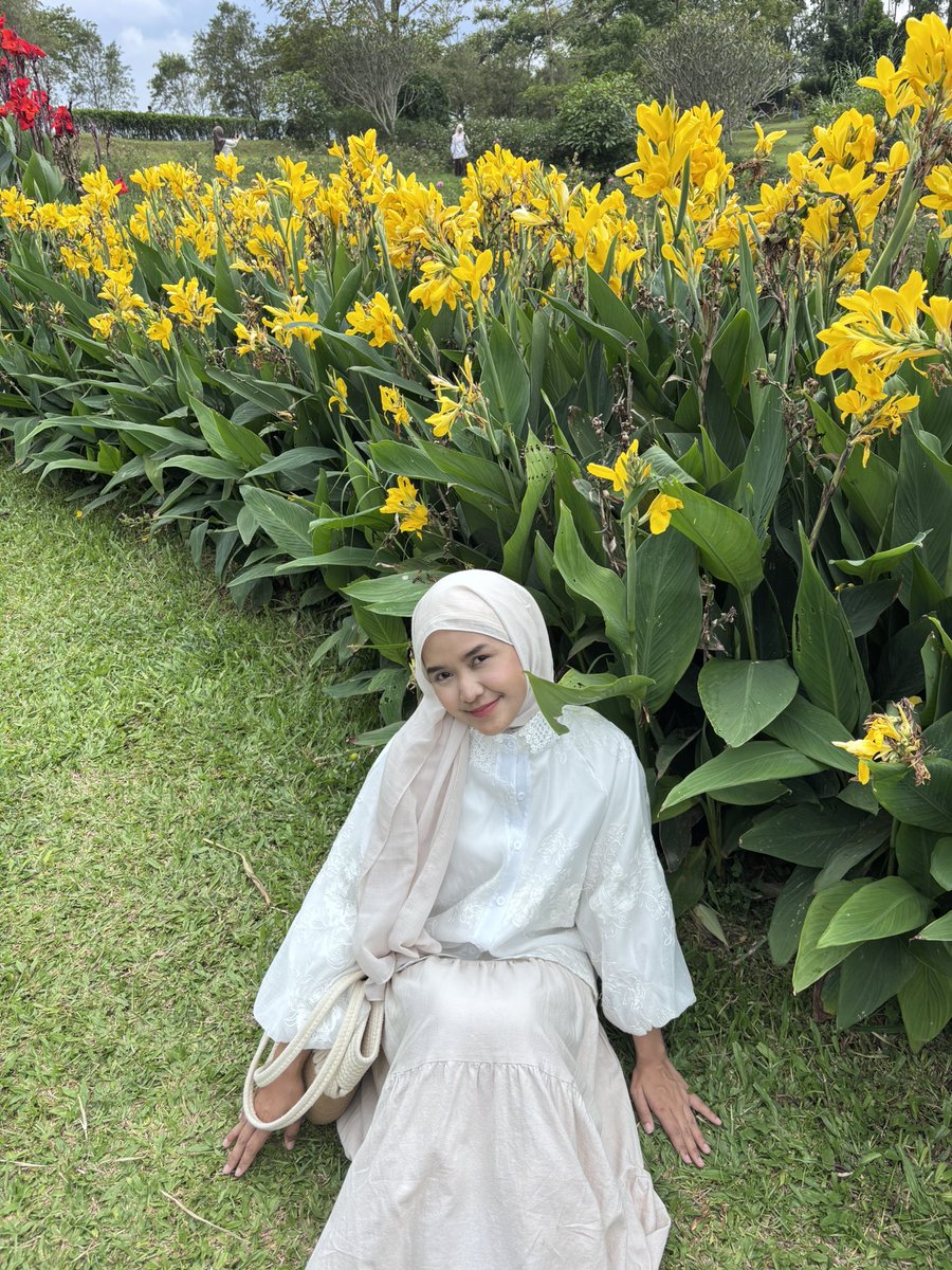 Adulting is… memilih beli baju lebaran yang bisa dipakai juga untuk hangout bukan yang sekali pakai👌✨