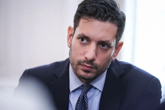 Με απευθείας ανάθεση δόθηκε η νέα πλατφόρμα railway.gov.gr, που εγκαινιάστηκε την Τετάρτη, σε εταιρεία της οποίας ο πρόεδρος έχει αναφερθεί στην υπόθεση Παναγόπουλου!!!
Κόστισε 30.000...
Μια πλατφόρμα για το φαίνεσθαι! 
Μια πλατφόρμα για χαρτζηλίκι στον ημέτερο!