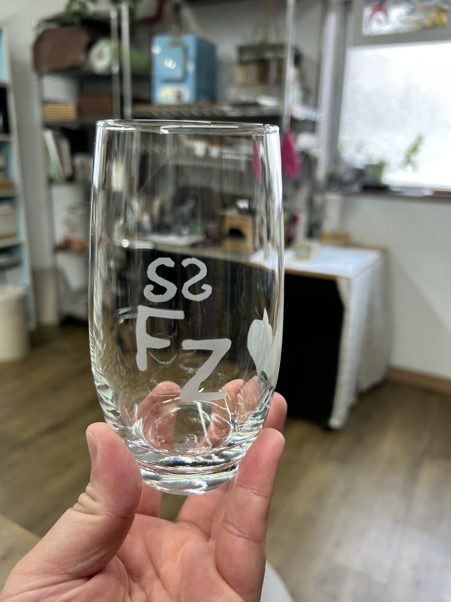 グラスの吹き付け体験🥃 好きなアルファベットと形を並べられるって