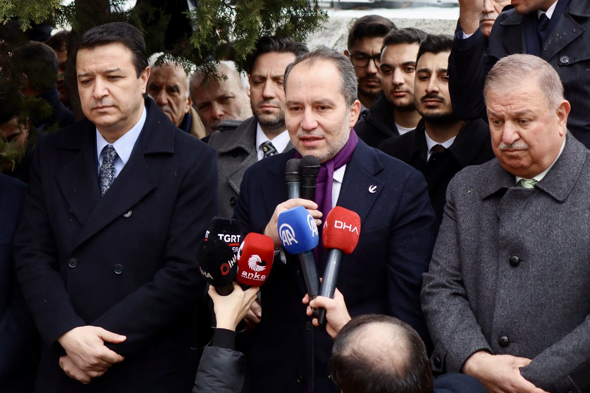 erbakanfatih's tweet photo. Bugün, Saadet Partisi Genel Başkanı Sn. Mahmut Arıkan ile birlikte, merhum liderimiz Prof. Dr. Erbakan Hocamızı vefatının 15. yıl dönümünde İstanbul Merkezefendi’deki kabri başında Kur’an-ı Kerim tilaveti ve dualarla andık. Programımıza katılan tüm katılımcılara teşekkür ediyoruz.