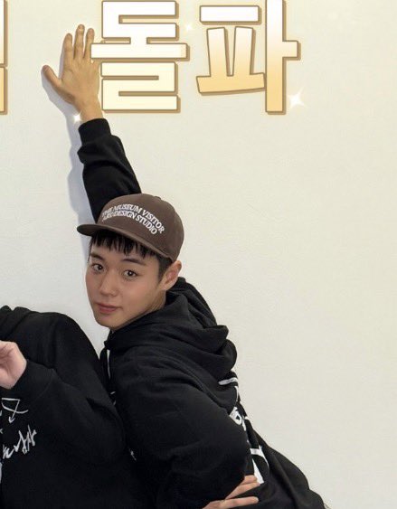 저..지금 메이분들한테 pick 당한 것 같은데
때마침 #왕사남 700만 돌파🎊 !!

기념으로
5분에게는 윙깅이의 눈빛을 닮은 렌즈 2종!
2분에게 영화관람권을 쏩니다!

#팔로워 + #rt 만 하면 끝! ෆ

#단종안아 #렌지기내일또영화보러갑니다