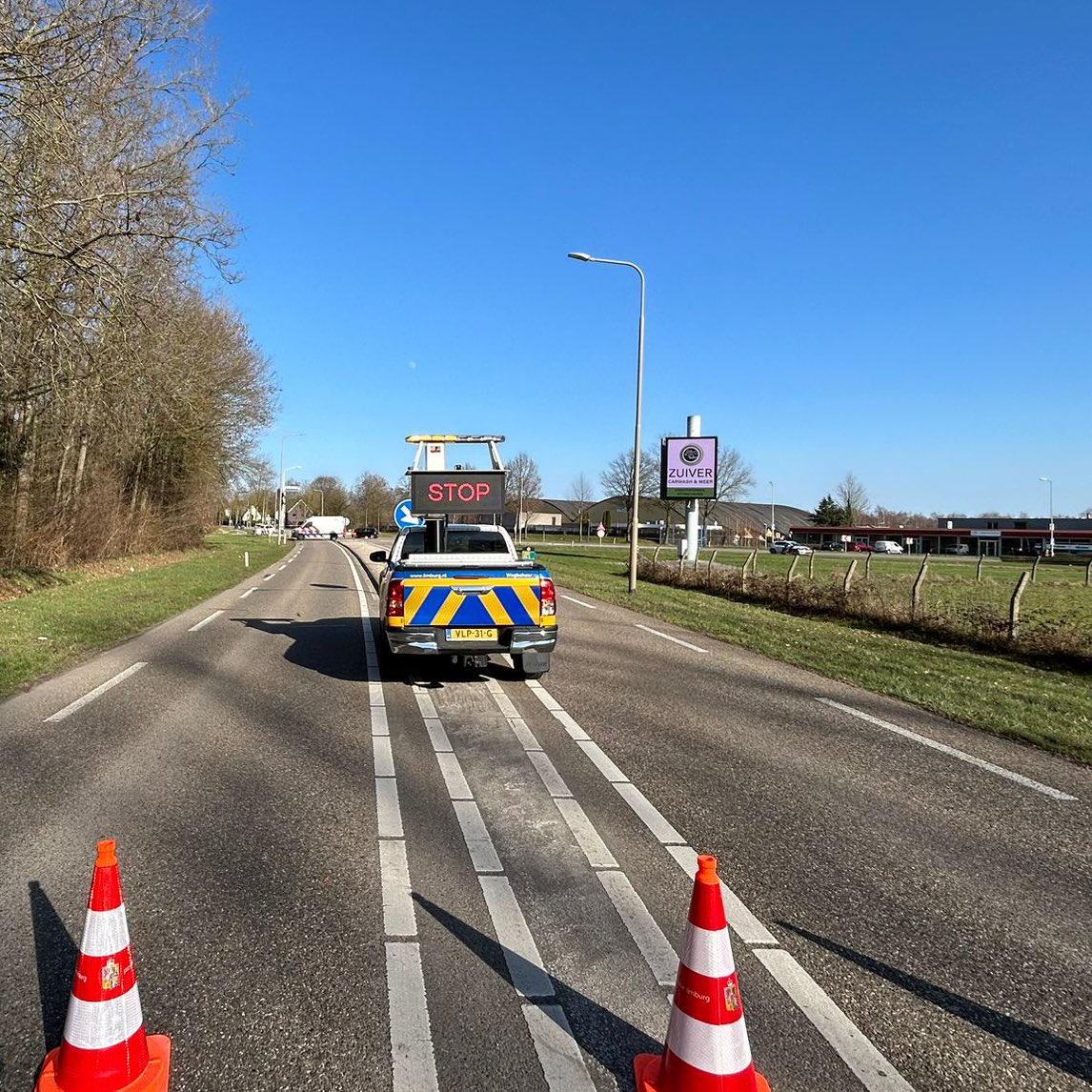 WIS_Limburg's tweet photo. Door een aanrijding met letsel is de #N276 tussen Susteren en Echt afgesloten. Hulpdiensten zijn aanwezig en de politie gaat onderzoek doen naar de toedracht. Onbekend wanneer de weg weer vrij is. Verkeer kan omrijden via #A2.🚑❌ ^Wis Sil @RWSverkeersinfo @POL_Limburg https://t.co/UxwSVLUsLy