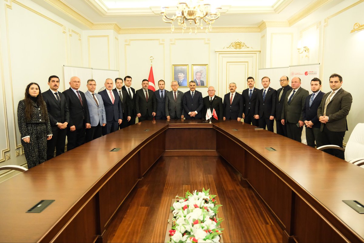 ORANKalkinma's tweet photo. Orta Anadolu Kalkınma Ajansı tarafından desteklenen #SOGEP ve Teknik Destek Programları kapsamında hayata geçirilecek 7 proje için toplu imza töreni gerçekleştirildi.

İmzalanan projelerle birlikte:

🏡 SOGEP’le Şefkat Evi Projesi ile hasta yakınlarının konaklama ihtiyacına çözüm sunulacak,

🧒 Mutlu Kreş Mutlu Yarın Projesi ile 160 çocuk kapasiteli modern bir kreş kurulacak,

🏭 Çayıralan Sosyal Girişim ve İstihdam Atölyesi Projesi ile özellikle kadın ve gençlere yeni iş alanları oluşturulacak,

🌾 Toplam 4 Teknik Destek projesiyle tarımsal üretim altyapısı güçlendirilecek, lojistik ve OSB altyapısına yönelik planlamalar yapılacak, yapay zekâ ve dijital dönüşüm alanlarında yerel kapasite geliştirilecek.

@TCSanayi
@KalkinmaAjansGM
@YozgatValiligi

#YerelKalkınmaHamlesi #UNESCOLearningCityYozgat