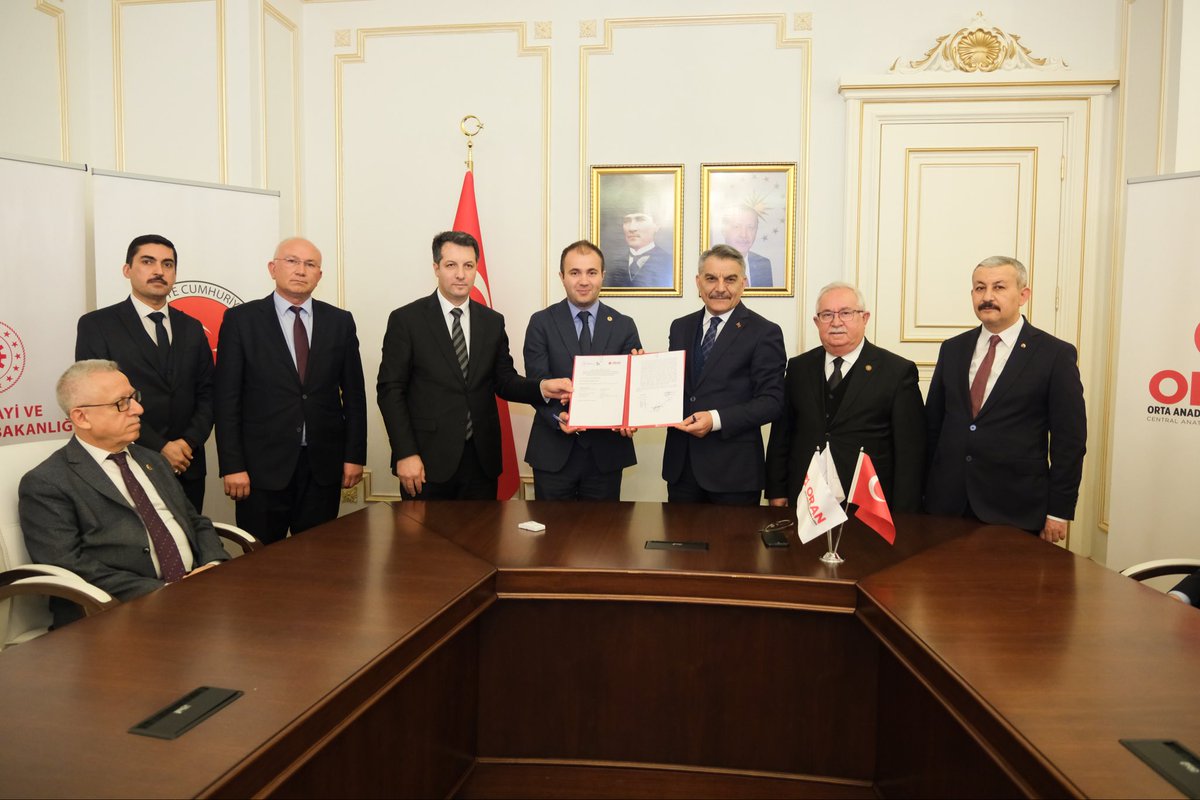 ORANKalkinma's tweet photo. Orta Anadolu Kalkınma Ajansı tarafından desteklenen #SOGEP ve Teknik Destek Programları kapsamında hayata geçirilecek 7 proje için toplu imza töreni gerçekleştirildi.

İmzalanan projelerle birlikte:

🏡 SOGEP’le Şefkat Evi Projesi ile hasta yakınlarının konaklama ihtiyacına çözüm sunulacak,

🧒 Mutlu Kreş Mutlu Yarın Projesi ile 160 çocuk kapasiteli modern bir kreş kurulacak,

🏭 Çayıralan Sosyal Girişim ve İstihdam Atölyesi Projesi ile özellikle kadın ve gençlere yeni iş alanları oluşturulacak,

🌾 Toplam 4 Teknik Destek projesiyle tarımsal üretim altyapısı güçlendirilecek, lojistik ve OSB altyapısına yönelik planlamalar yapılacak, yapay zekâ ve dijital dönüşüm alanlarında yerel kapasite geliştirilecek.

@TCSanayi
@KalkinmaAjansGM
@YozgatValiligi

#YerelKalkınmaHamlesi #UNESCOLearningCityYozgat