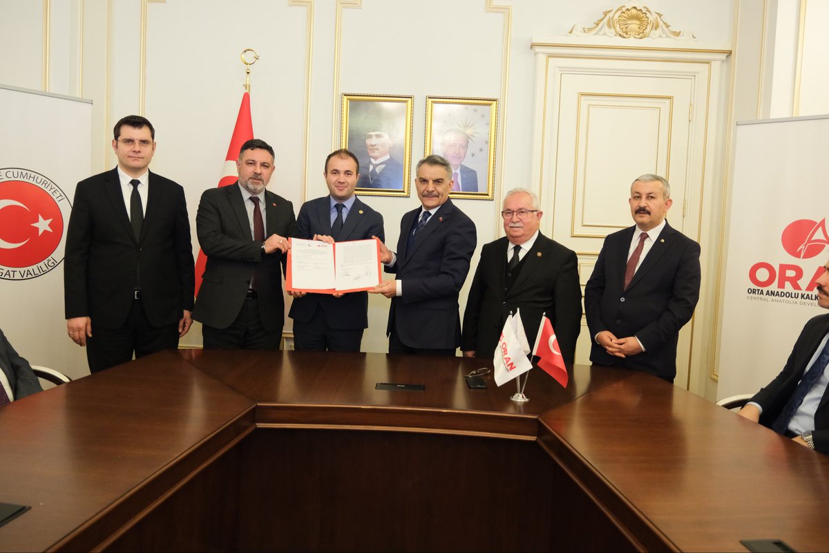 ORANKalkinma's tweet photo. Orta Anadolu Kalkınma Ajansı tarafından desteklenen #SOGEP ve Teknik Destek Programları kapsamında hayata geçirilecek 7 proje için toplu imza töreni gerçekleştirildi.

İmzalanan projelerle birlikte:

🏡 SOGEP’le Şefkat Evi Projesi ile hasta yakınlarının konaklama ihtiyacına çözüm sunulacak,

🧒 Mutlu Kreş Mutlu Yarın Projesi ile 160 çocuk kapasiteli modern bir kreş kurulacak,

🏭 Çayıralan Sosyal Girişim ve İstihdam Atölyesi Projesi ile özellikle kadın ve gençlere yeni iş alanları oluşturulacak,

🌾 Toplam 4 Teknik Destek projesiyle tarımsal üretim altyapısı güçlendirilecek, lojistik ve OSB altyapısına yönelik planlamalar yapılacak, yapay zekâ ve dijital dönüşüm alanlarında yerel kapasite geliştirilecek.

@TCSanayi
@KalkinmaAjansGM
@YozgatValiligi

#YerelKalkınmaHamlesi #UNESCOLearningCityYozgat