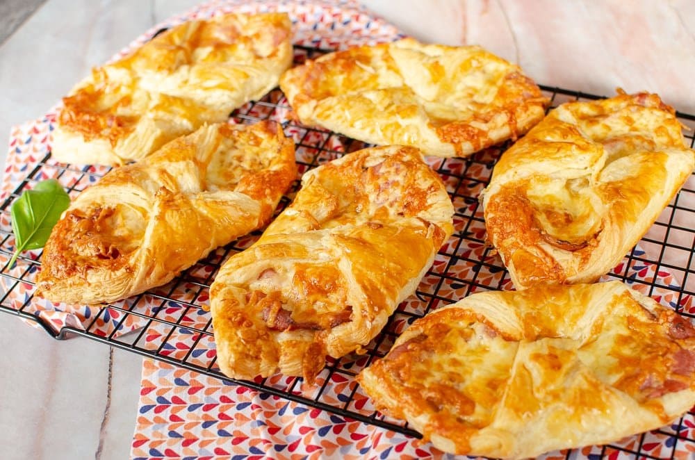 flawlessfooduk's tweet image. 🧀🥓 Flawless Cheese &amp;amp; Bacon Turnovers, golden, flaky and packed with melty cheese and smoky bacon, perfect for snacks or lunch!
Recipe 👉flawlessfood.co.uk/flawless-chees…
#CheeseAndBaconTurnovers #SnackTime #FlawlessFoodUK 🍽️✨