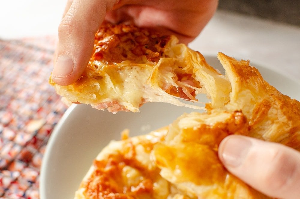 flawlessfooduk's tweet image. 🧀🥓 Flawless Cheese &amp;amp; Bacon Turnovers, golden, flaky and packed with melty cheese and smoky bacon, perfect for snacks or lunch!
Recipe 👉flawlessfood.co.uk/flawless-chees…
#CheeseAndBaconTurnovers #SnackTime #FlawlessFoodUK 🍽️✨