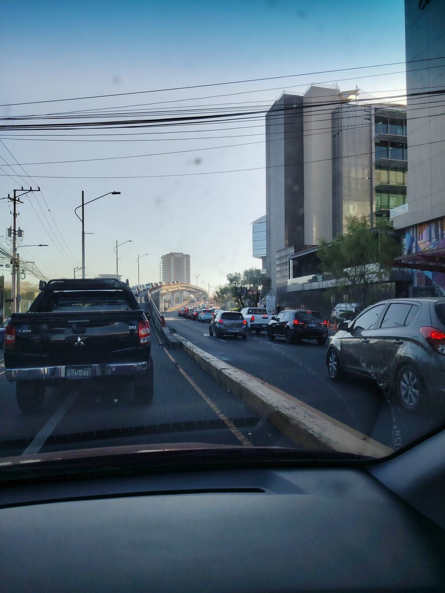 hmaida's tweet photo. Usando el carril reversible #TraficoSV @alertux https://t.co/vYTuBDeF8b