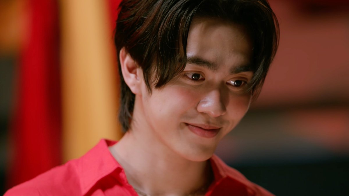 GMMTV's tweet photo. คุยเสร็จมาแอบยิ้มน้อยยิ้มใหญ่กับตัวเอง ดูท่าจะชอบเขามากเลยแหละ🥹 #OnlyFriendsDreamOnEP1

@Earth_Pirapat @besevboom https://t.co/OiZG4yQFTp