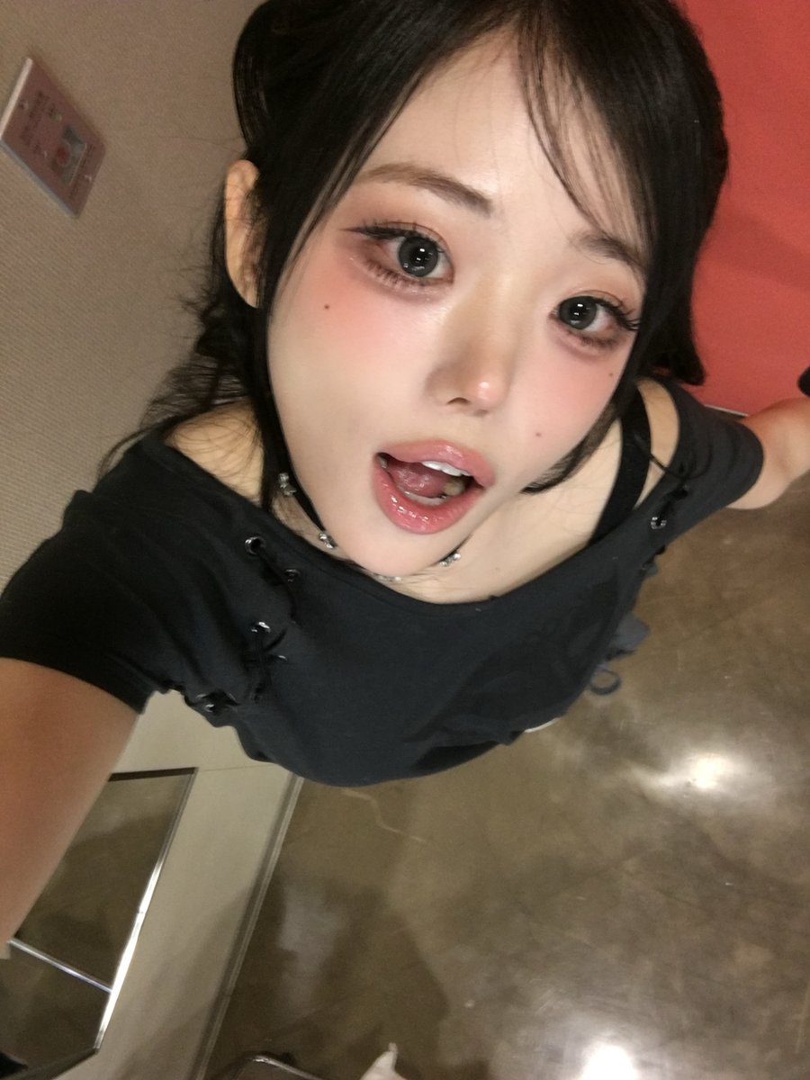 #HINA weverse post 

Hello! I just arrived in Singapore 😚
I can't believe it's the end of our Asian tour…
During this ROCKATION, I made a lot of happy memories by meeting bawige and good people from all over the world
I learned a lot, so it's not over yet, but I'm sad🥺🥺