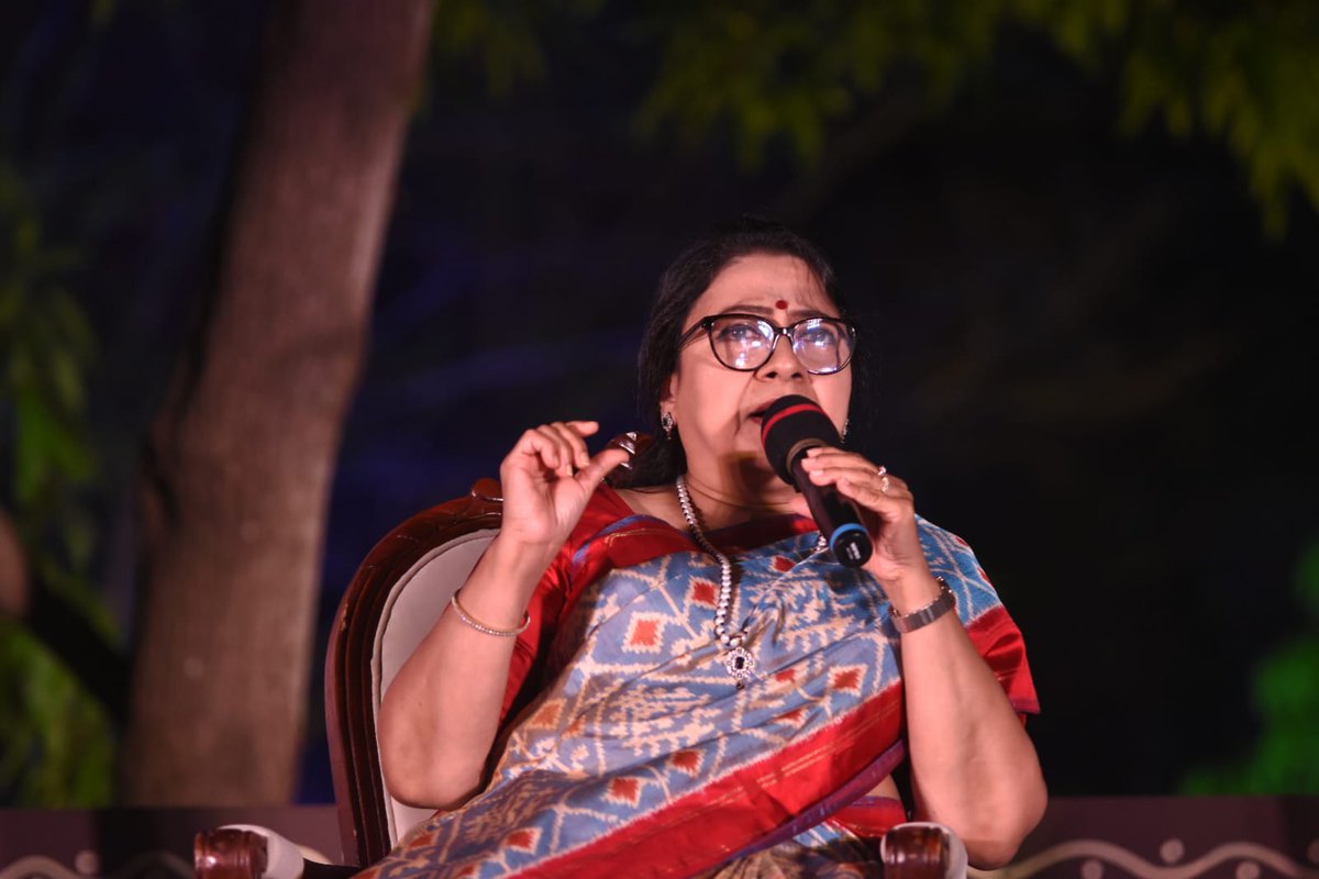 ଭାଷାକୁ ବିପଦ ସାମାଜିକ ଗଣମାଧ୍ୟମ!
ସାମାଜିକ ଗଣମାଧ୍ୟମର ପ୍ରଭାବ ଉପରେ ମତ ରଖିଲେ ବିଶିଷ୍ଟ କଥାକାର ରାମଚନ୍ଦ୍ର ବେହେରା, ପାରମିତା ଶତପଥୀ ଓ ଅରବିନ୍ଦ ରାୟ ।
ପରିଚାଳନା: ଅବିନାଶ ଷଡ଼ଙ୍ଗୀ।
#Katha #କଥା #ସମ୍ବାଦ #Sambad #KanakNews #OdiaLiterature
