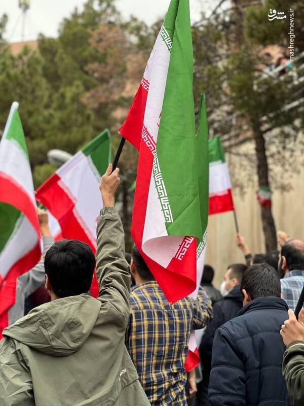 دانشگاه محل اندیشه و گفت‌وگوست نه چا*قو*کشی و خشونت
اونهایی که سنگ و چا*قو را جای اندیشه آوردن، قرب*انی بی‌سوادی سیاسی‌اند نه قهرمان آزادی
#وحوش_پهلوی 
#سیرک_پهلوی