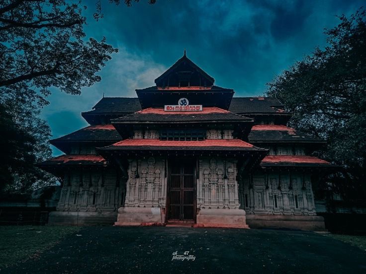 bharatkemandir's tweet photo. Vadakkumnathan always heals!!!
1600 years old Ancient Vadakkumnathan Temple, Thrissur and is one of the oldest and largest Shiva temples in the Kerala https://t.co/SWWkm007Ly