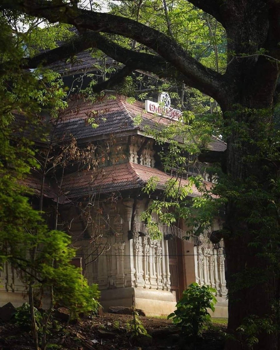 bharatkemandir's tweet photo. Vadakkumnathan always heals!!!
1600 years old Ancient Vadakkumnathan Temple, Thrissur and is one of the oldest and largest Shiva temples in the Kerala https://t.co/SWWkm007Ly
