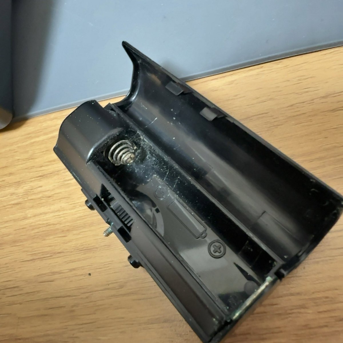 ウォークマンの外付け乾電池ボックス 中が錆びてるせいか1.5Vのはずが