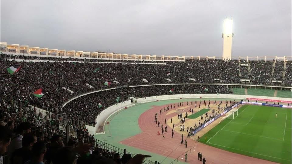 _eagle06_'s tweet photo. عقدة النقص كتخلي الجماهير المغربية كيطيحو فتناقض كبير ، كيطلقو فكرة العبودية على الناس لي شجعو فرقة من بلاصة اخرى من غير مدينتو ولكن فنفس الوقت كيقولو للناس شجعو الفرقة ديال مدينتكم والا فراكم عبادة. https://t.co/d0JHuLJ3cc