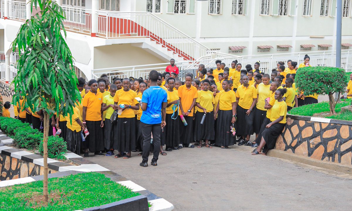 StMarysKitende tweet media