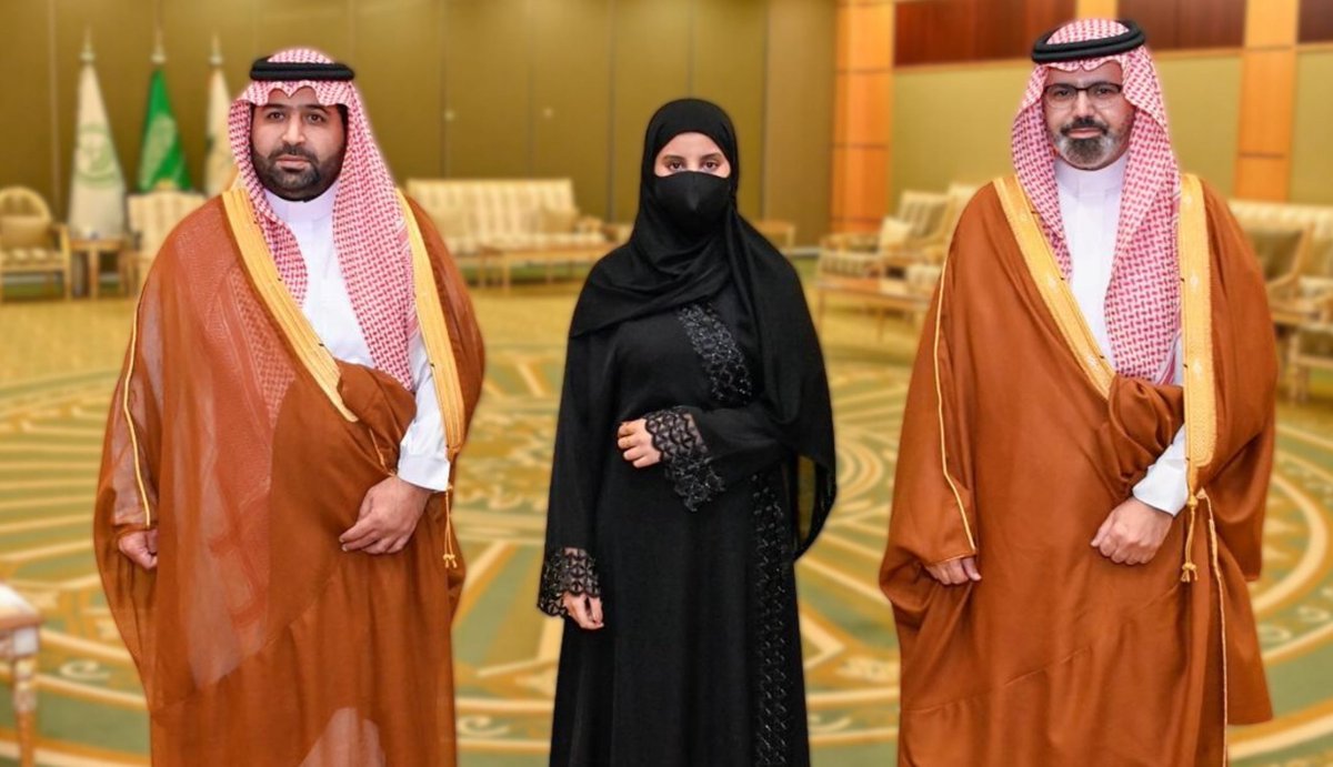 أمير جازان يستقبل "روان حمدي" كأول سعودية من منطقة جازان تصبح كابتن طيار.

-