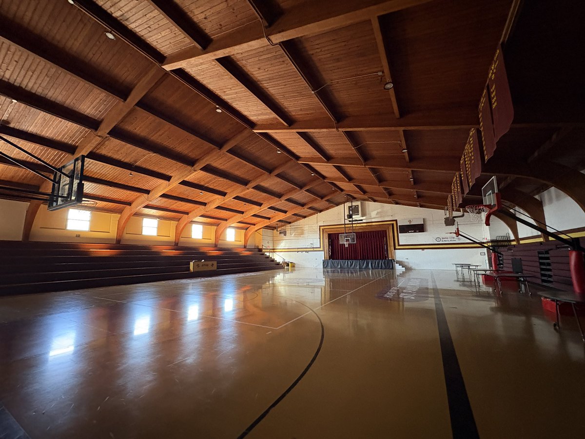 KaylerSmithTV's tweet photo. When’s the last time you saw a gym like this?

This is the gym my mom and her two dozen cousins and siblings played in back in the day!

📍St. Paul High School — St. Paul, KS (population, 600) https://t.co/Gb1Abexj26
