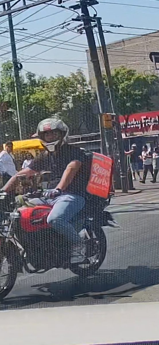 SolcatMonitoreo's tweet photo. @C5_CDMX @UCS_GCDMX @SSC_CDMX @LaSEMOVI @c4jimenez @RaulGtzNR Otro #motosimio se pasa el alto y golpea auto y huye el cobarde, se busca, sin placas @RappiMexico sobre Ermita y la Viga, cualquier información por este medio por favor, ya esta el acta levantada en FGJCDMX C.T.Izt. 2 https://t.co/DL6KxF0Ha1