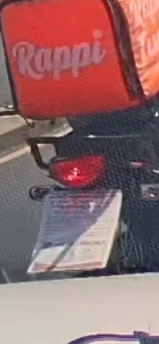 SolcatMonitoreo's tweet photo. @C5_CDMX @UCS_GCDMX @SSC_CDMX @LaSEMOVI @c4jimenez @RaulGtzNR Otro #motosimio se pasa el alto y golpea auto y huye el cobarde, se busca, sin placas @RappiMexico sobre Ermita y la Viga, cualquier información por este medio por favor, ya esta el acta levantada en FGJCDMX C.T.Izt. 2 https://t.co/DL6KxF0Ha1
