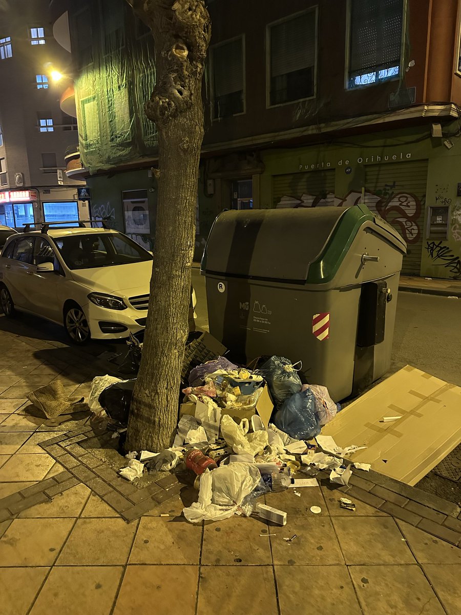 davidsfem's tweet photo. @AytoMurcia @Ballesta_Murcia Los contenedores rotos durante semanas provocando VERGÜENZA e insalubridad, en la calle Puerta de Orihuela. 
¿Podéis dedicar tiempo y dinero a toda la ciudad y no solo a una parte?. https://t.co/P7BoJLuFs4
