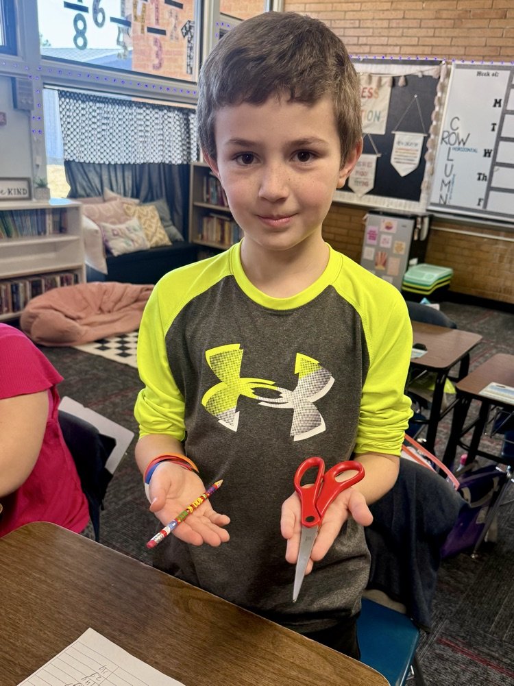 PCS_Pride's tweet image. 3rd Grade Math:
   Students are estimating and measuring the mass of object by using a balance scale and gram weights. 
#handsonlearning
#MathIsFun