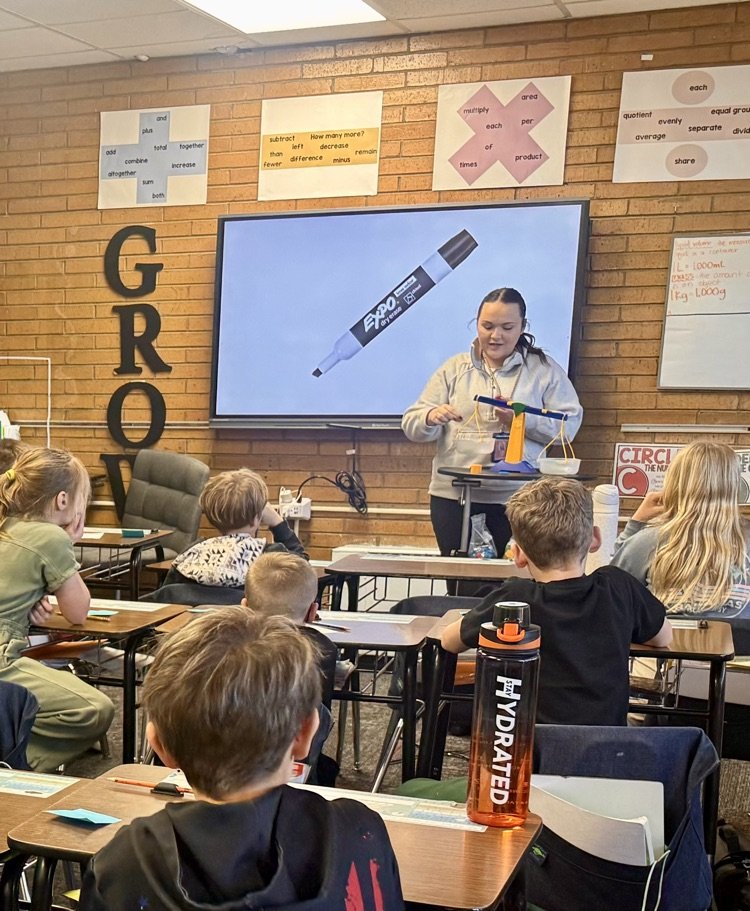 PCS_Pride's tweet image. 3rd Grade Math:
   Students are estimating and measuring the mass of object by using a balance scale and gram weights. 
#handsonlearning
#MathIsFun