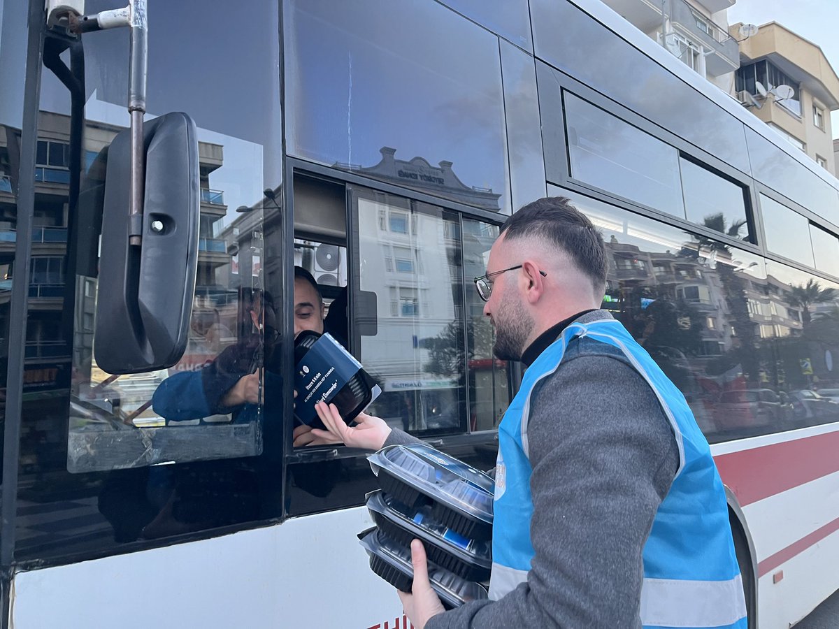 AkGencGaziemir's tweet photo. 📍Önder Caddesi

⏰İftara 5 Kala, Gönüllere Dokunmaya Devam🤍 https://t.co/t5fkE5Q4lg