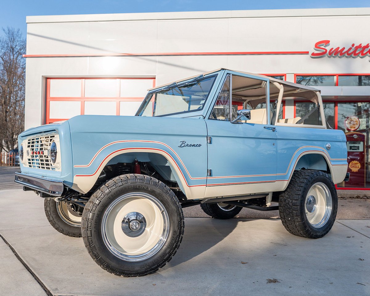 Barrett_Jackson's tweet image. A color scheme that takes you back. This custom 1976 @Ford #Bronco is powered by a Ford 5.0-liter Coyote V-8 engine paired with a 10-speed automatic transmission. Selling with No Reserve at the 2026 #PalmBeach Auction, Apr. 16-18.

Learn more: bit.ly/PB26TW-1976For…