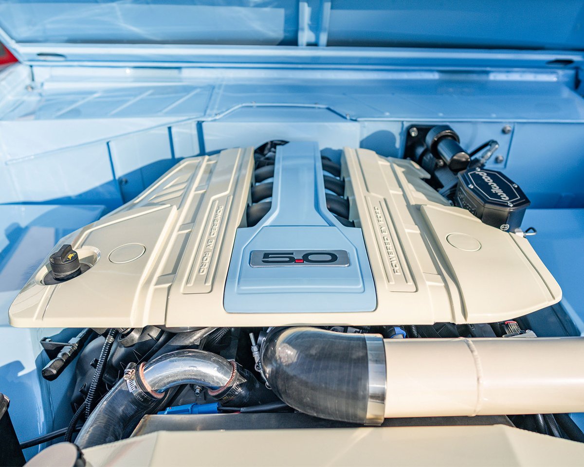 Barrett_Jackson's tweet image. A color scheme that takes you back. This custom 1976 @Ford #Bronco is powered by a Ford 5.0-liter Coyote V-8 engine paired with a 10-speed automatic transmission. Selling with No Reserve at the 2026 #PalmBeach Auction, Apr. 16-18.

Learn more: bit.ly/PB26TW-1976For…