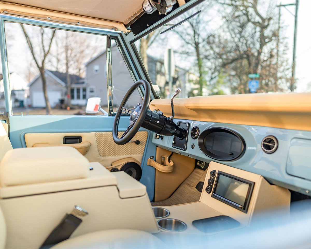 Barrett_Jackson's tweet image. A color scheme that takes you back. This custom 1976 @Ford #Bronco is powered by a Ford 5.0-liter Coyote V-8 engine paired with a 10-speed automatic transmission. Selling with No Reserve at the 2026 #PalmBeach Auction, Apr. 16-18.

Learn more: bit.ly/PB26TW-1976For…