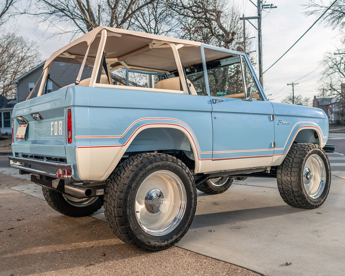 Barrett_Jackson's tweet image. A color scheme that takes you back. This custom 1976 @Ford #Bronco is powered by a Ford 5.0-liter Coyote V-8 engine paired with a 10-speed automatic transmission. Selling with No Reserve at the 2026 #PalmBeach Auction, Apr. 16-18.

Learn more: bit.ly/PB26TW-1976For…