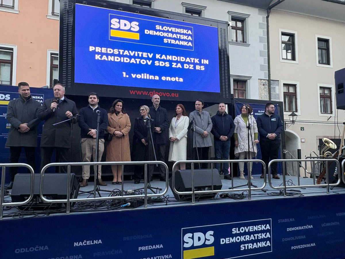strankaSDS's tweet photo. Danes se je v Škofji Loki predstavil del zmagovalne ekipe. 
Predstavili so se kandidati 1. volilne enote:
Jesenice: Zdravko Počivalšek @PocivalsekZ  Radovljica I: Blaž Ažman @AzmanBlaz  Radovljica II: Nejc Vobovnik @NejcVobovnik  Kranj I: Monika Gregorčič @mgregorcic  Kranj II: Andreja Trilar @TrilarAndreja  Kranj III: Andrej Kosec @AndrejKosec  Tržič: Lucija Zalokar @ZalokarLucija  Škofja Loka I: Andrej Hoivik @andrejhoivik  Škofja Loka II: Žan Mahnič @ZanMahnic  Kamnik: Nežka Poljanšek @PoljansekNezka  Idrija: Andrej Poglajen @poglajen 
🇸🇮 Na te volitve gremo zato, da zmagamo! 🇸🇮