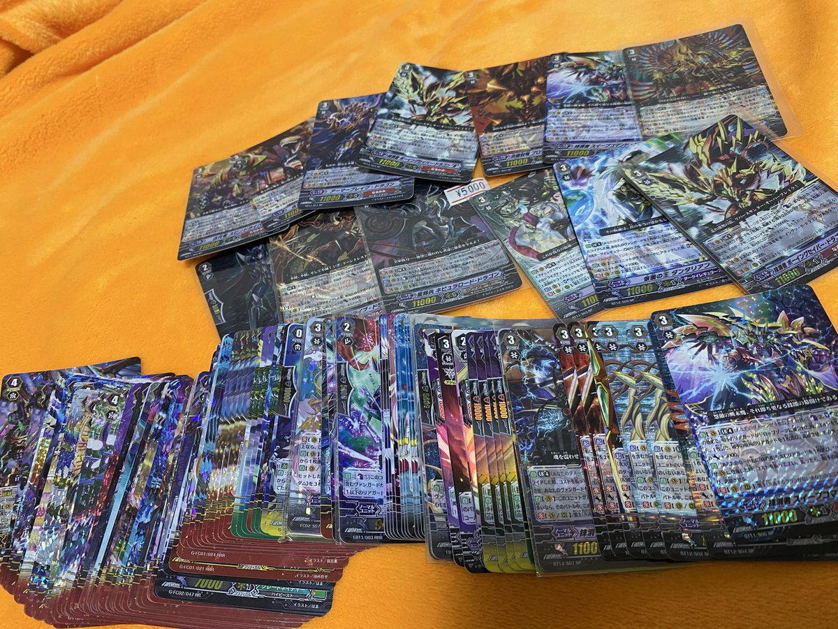 これは引っ張り出してきたヴァンガードのカード(旧レギュ)