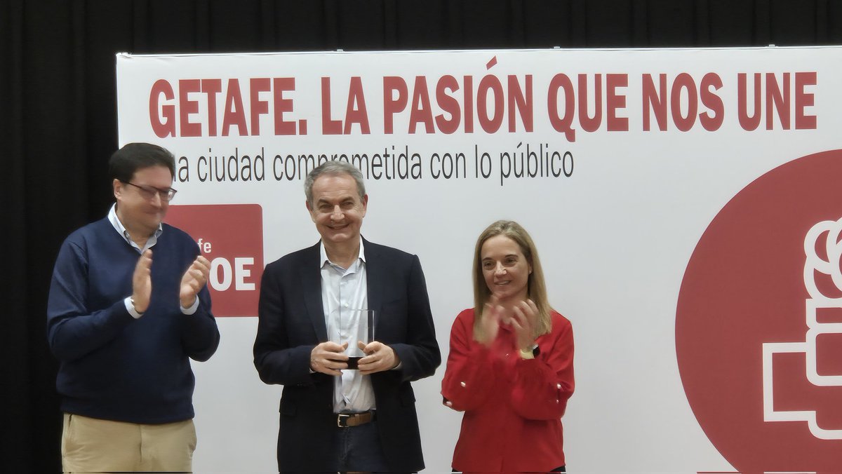 psoedeleganes's tweet photo. Hoy desde el @psoedeleganes estamos en #Getafe en los #PremiosDeLaRosa, un encuentro entrañable del @PsoeGetafe de reconocimiento y compromiso. @sara_heba @oscarlopeztwit
@psoe_m @SarahPerezSanta https://t.co/CDFRBPNtcd