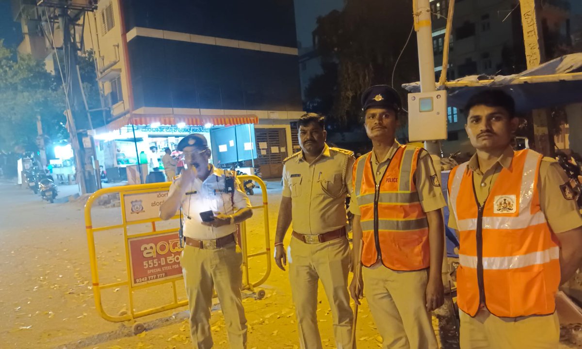 APNagarBCP's tweet photo. ಇಂದು ಮಾನ್ಯ ಪೊಲೀಸ್ ಆಯುಕ್ತರು ಬೆಂಗಳೂರು ನಗರ ರವರ ಆದೇಶದಂತೆ ಠಾಣಾ ವ್ಯಾಪ್ತಿಯಲ್ಲಿ ವಿಶೇಷ ಗಸ್ತನ್ನು ಮುದ್ದಿನಪಾಳ್ಯ ಮುಖ್ಯ ರಸ್ತೆ, ಮಾಳಗಾಳ, ಅನ್ನಪೂರ್ಣೇಶ್ವರಿನಗರ, ಹಾಗೂ ಠಾಣಾ ಸುತ್ತಮುತ್ತ #Areadomination #Footpatrolling ಮಾಡಲಾಯಿತು ಮತ್ತು #Nakapoint ನಲ್ಲಿ ಅನುಮಾನಾಸ್ಪದ ವಾಹನಗಳ ತಪಾಸಣೆ ಮಾಡಲಾಯಿತು. https://t.co/V5v6cLH7MO