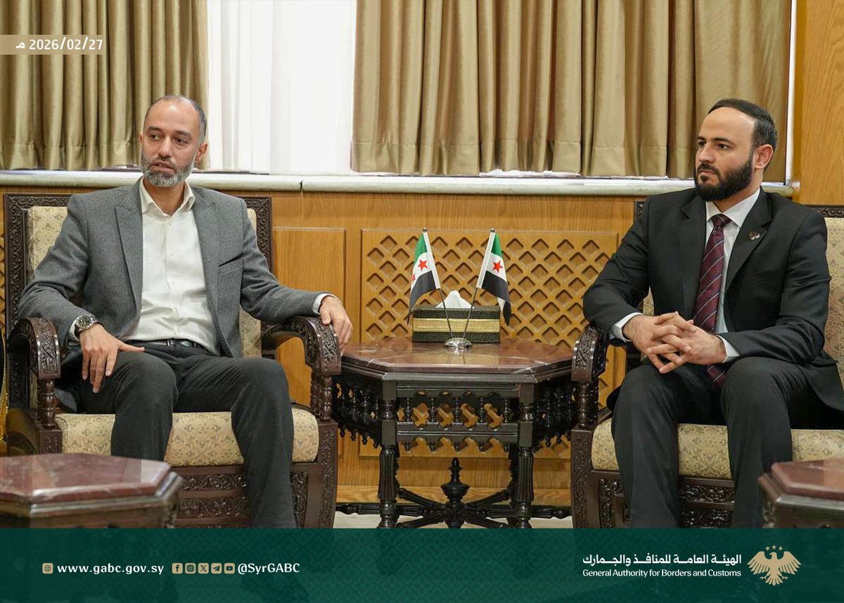 SyrGABC's tweet photo. رئيس الهيئة العامة للمنافذ والجمارك يجري زيارتين إلى محافظتي حلب وإدلب لبحث تطوير المنافذ والمناطق الحرة

في إطار تعزيز التعاون والتنسيق مع الإدارات المحلية، أجرى رئيس الهيئة العامة للمنافذ والجمارك السيد قتيبة بدوي يرافقه مدير العلاقات المحلية والدولية في الهيئة السيد مازن علوش زيارةً رسميةً إلى محافظتي حلب وإدلب، لبحث عدد من الملفات المرتبطة بواقع المنافذ والمناطق الحرة وخطط تطويرها.

ففي محافظة حلب، قدّم رئيس الهيئة للسيد عزّام الغريب محافظ حلب شرحاً متكاملاً حول خطط تطوير العمل في المنافذ، ولا سيما مشروع توسعة منفذ السلامة الحدودي ورفع جاهزيته بما يضمن زيادة طاقته الاستيعابية وتسريع إجراءات العبور، إلى جانب عرض الإجراءات المتخذة لتعزيز ضبط التهريب من خلال تشديد الرقابة وتكثيف التنسيق بين الجهات المعنية، بما يحمي الاقتصاد الوطني ويحدّ من المخالفات. كما جرى بحث مطالب الصناعيين المتعلقة بتبسيط الإجراءات ومنح تسهيلات داعمة للإنتاج، إضافةً إلى مناقشة إعادة تفعيل المنطقة الحرة في حلب وفق رؤية تنظيمية حديثة.

وفي محافظة إدلب، استعرض رئيس الهيئة مع السيد محمد عبد الرحمن محافظ إدلب رؤيةَ الهيئة بشأن مشروع إقامة المنطقة الحرة في إدلب، موضحاً المراحل المقترحة لإنشائها وأثرها المتوقع في تنشيط الحركة التجارية والاستثمارية، ودعم الاقتصاد المحلي، وخلق فرص عمل جديدة، مع التأكيد على أهمية توفير البيئة التنظيمية والإدارية الكفيلة بإنجاح المشروع.

وأكدت اللقاءات حرص الهيئة على مواصلة العمل المشترك مع الإدارات المحلية، بما يعزز جاهزية المنافذ ويدعم المشاريع التنموية، ويسهم في تحقيق انعكاسات إيجابية على الواقعين الاقتصادي والخدمي في المحافظتين.

#الجمهورية_العربية_السورية
#الهيئة_العامة_للمنافذ_والجمارك