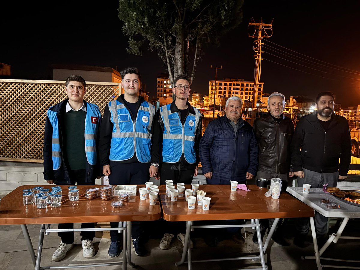 Teşkilatımız ile Orta Mahallemizde Halil Kuş Camii’ndeydik. 🕌✨
Teravih sonrası cemaatimizle saf tutup hasbihal ettik, ikramlarda bulunduk. Bizlere gönlünü açan herkese teşekkürler. 🤝🤲🏻
#HepBirlikteSerik #Serik
<a href="/alicetin_07/">Ali Çetin</a> 
<a href="/ahmetsoker7/">Ahmet Söker</a>