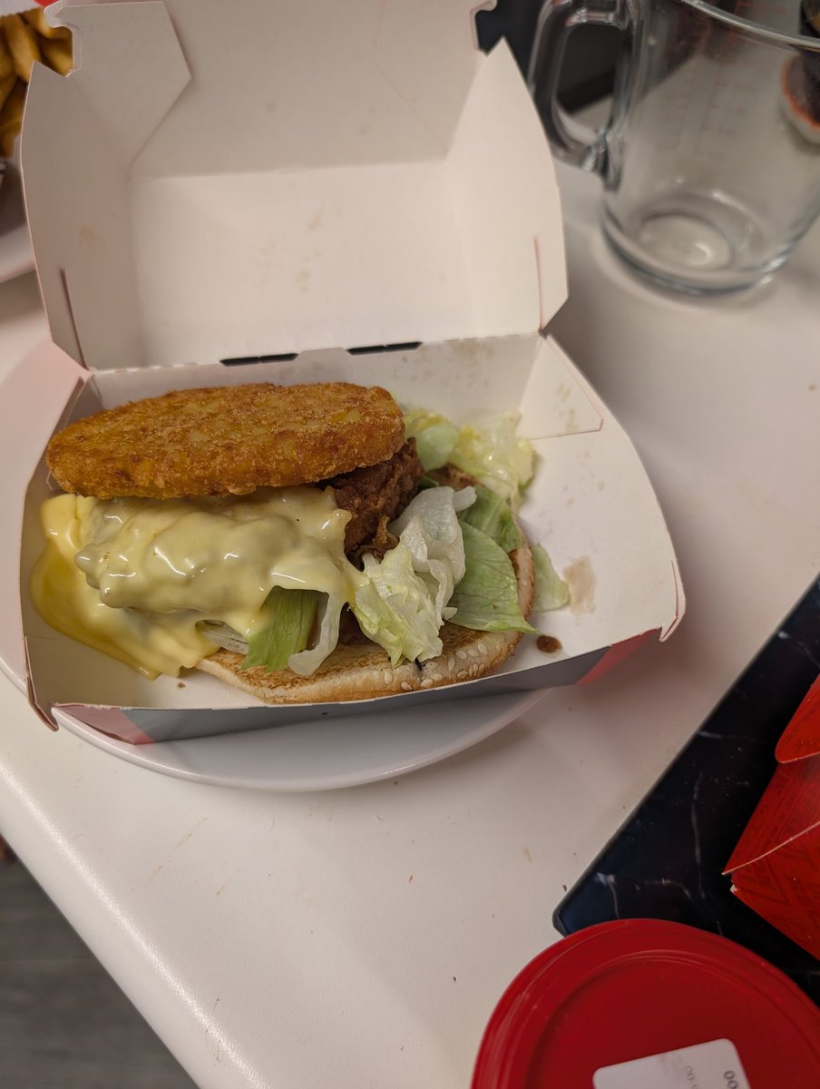cat_weasle's tweet photo. @KFC_UKI I was looking forward to the new Cheesy melt.... Gonna be messy without a bun top half a job half a job 🙄 https://t.co/wCLLXhWK4I