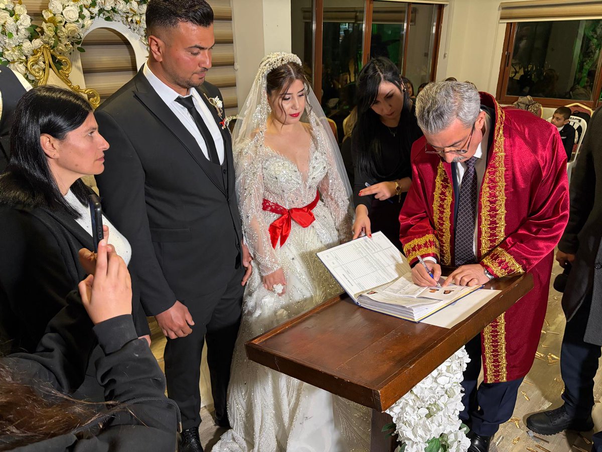 Beyaziş ve Demirkol ailelerinin bu anlamlı gününde; kıymetli çalışma arkadaşımız Mehmet Ali ile Aysun kardeşimizin nikâh akdini gerçekleştirmenin mutluluğunu yaşadık.

Kurdukları yuvanın sevgi, saygı ve anlayış temelinde güçlenerek daim olmasını temenni ediyor; Eda ve Mehmet Ali