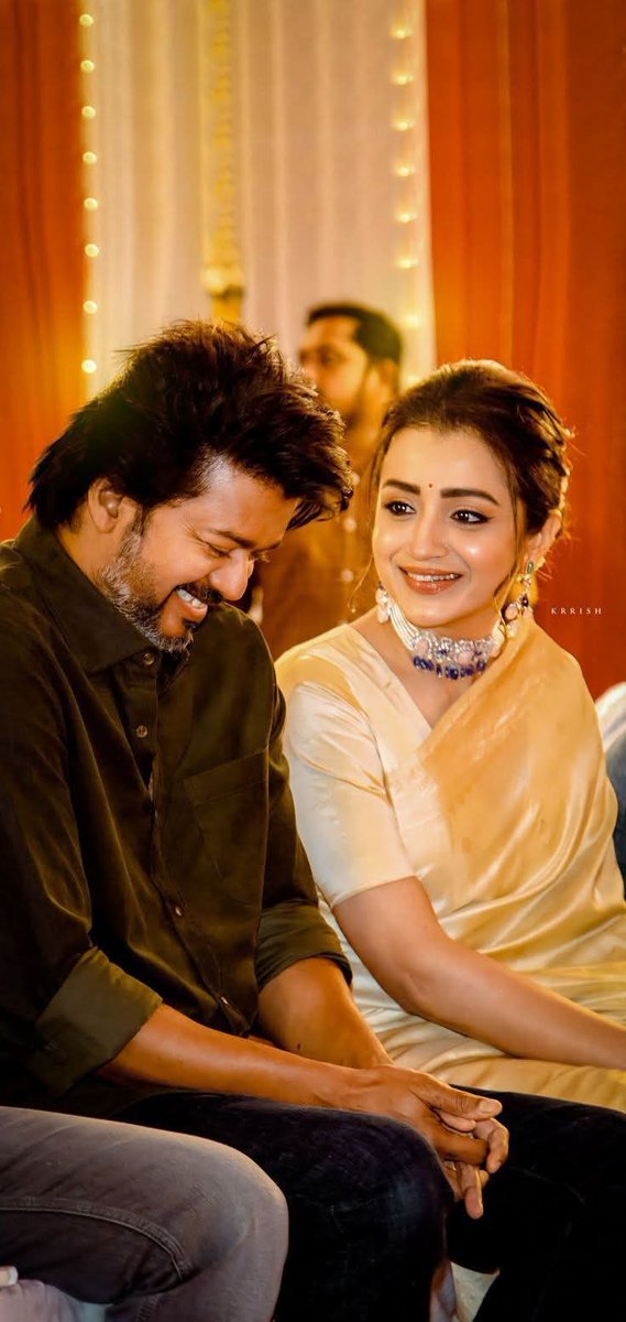 AravindRajaOff's tweet photo. 💈விஜய் 🗽 திரிஷா கதை💈

🏩நடிகர் விஜய்யும் திரிஷாவும் ஒரு படத்தின் ஷூட்டிங்கிற்காக பெங்களூரில் தங்கி இருந்தார்கள்.🧑‍🤝‍🧑

🏩இருவருக்கும் ஒரே வீடு போதும் என விஜய் சொன்னதால், தயாரிப்பாளரும் பணம் மிச்சம் என சந்தோஷமானாராம்.🧑‍🤝‍🧑

🏩அந்த வீட்டிற்கு எதிரே ஒரு வீடு இருந்ததாம். அந்த வீட்டில் இருந்த பெண்மணி தினமும் துணி துவைத்து கொடிக்கயிற்றில் காயப் போட்டாராம். 👬

🏩இதை கண்ணாடி ஜன்னல் வழியே விஜய் பார்த்துக் கொண்டிருக்க, “படவா ராஸ்கல்… என்ன அந்த பொண்ணை சைட் அடிக்கிறியா?” எனக் கேட்டாராம் திரிஷா.👯

🏩இல்லை, அந்த பொண்ணு துணி துவைச்சு காயப் போட்டிருக்கும் லட்சணத்த பார். அழுக்கே போகலை” என கண்ணாடி வழியே காட்டினாராம் விஜய். “ம்… இவ்வளவுதானா?” என திரிஷா உள்ளே போய் விட்டாராம். 👭

🏩அடுத்த நாளும் இதே மாதிரி எதிர் வீட்டுப் பெண் துணி காயப் போட, விஜய் அதைக் கண்ணாடி வழியே பார்த்து அழுக்கு என திரிஷாவிடம் சுட்டிக் காட்டினாராம்.👭

 🏩அடுத்தடுத்த நாளில் மறுபடியும் அந்த எதிர் வீட்டுப் பெண் துணியை சரியாக துவைக்காமல் அழுக்காகவே காயப் போட விஜய்க்கு செம கோபம் வந்து விட்டதாம்.👬 

🏩எதிர் வீட்டுக்குச் செல்ல தயாராகி விட்டாராம். அந்த பெண்ணை பார்த்து “உனக்கு துணி துவைக்க தெரியாதா? இல்லை நல்ல சோப் வாங்க தெரியாதா?” எனக் கேட்கக் கிளம்பினாராம்.👫

🏩அப்போது அவரை வழி மறித்த திரிஷா, “இப்போ போய் கண்ணாடி வழியே அந்தப் பெண் உலரப் போட்டிருக்கும் துணிகளை போய் பார்” என்றாராம்.🧑‍🤝‍🧑

🏩விஜய் கண்ணாடி வழியே எட்டிப் பார்க்க, அத்தனை துணிகளும் சுத்தமாகக் காய்ந்து கொண்டு இருந்தனவாம். “எனக்கு முன்னரே முந்திக் கொண்டு போய் நீ அந்தப் பெண்ணிடம் சொல்லிட்டியா?” என்றாராம் விஜய்.👭

🏩“நீ எந்தக் கண்ணாடி வழியாக அந்தத் துணிகளைப் பார்த்தாயோ, அந்தக் கண்ணாடியை நான் துடைத்து சுத்தமாக்கினேன். அவ்வளவுதான்” 
என்றாராம் திரிஷா.🧑‍🤝‍🧑

நீதி : துணியை சரியாக வெளுக்கவில்லை எனச் சொன்னதை போலத்தான் விஜய் இப்போது நாடு சரியில்லை, நிர்வாகம் சரியில்லை, லஞ்சம் பெருகிவிட்டது, ஊழல் அதிகமாகி விட்டது எனக் கூச்சல் போடுகிறார். “நீ முதல்ல சரியாகுய்யா” என எடுத்துச் சொல்ல திரிஷா தான் அங்கு இல்லை!

பதிவு உரிமையாளருக்கு நன்றிகள்.🙏

#TVKVijay #TVKFails #tamilcinema #TamilPolitics #tamil #tvk #TamilNews