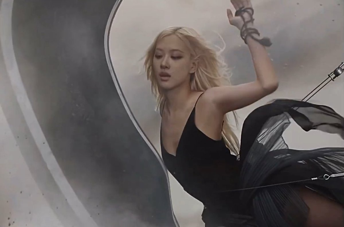 This is giving cinematic visuals 🧎‍♀️