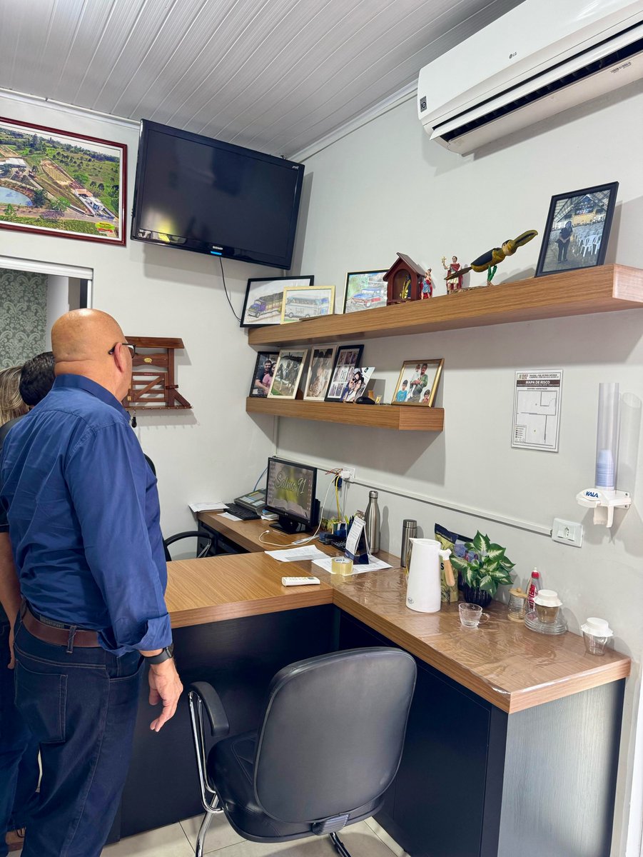 RomanelliPR's tweet photo. Jaboti é prioridade! 🚀
Reunião com lideranças, o pres. da Câmara Fernando “Parabólica” e Dona Iracema, ouvindo demandas e acompanhando conquistas. https://t.co/zARLCTJRpX