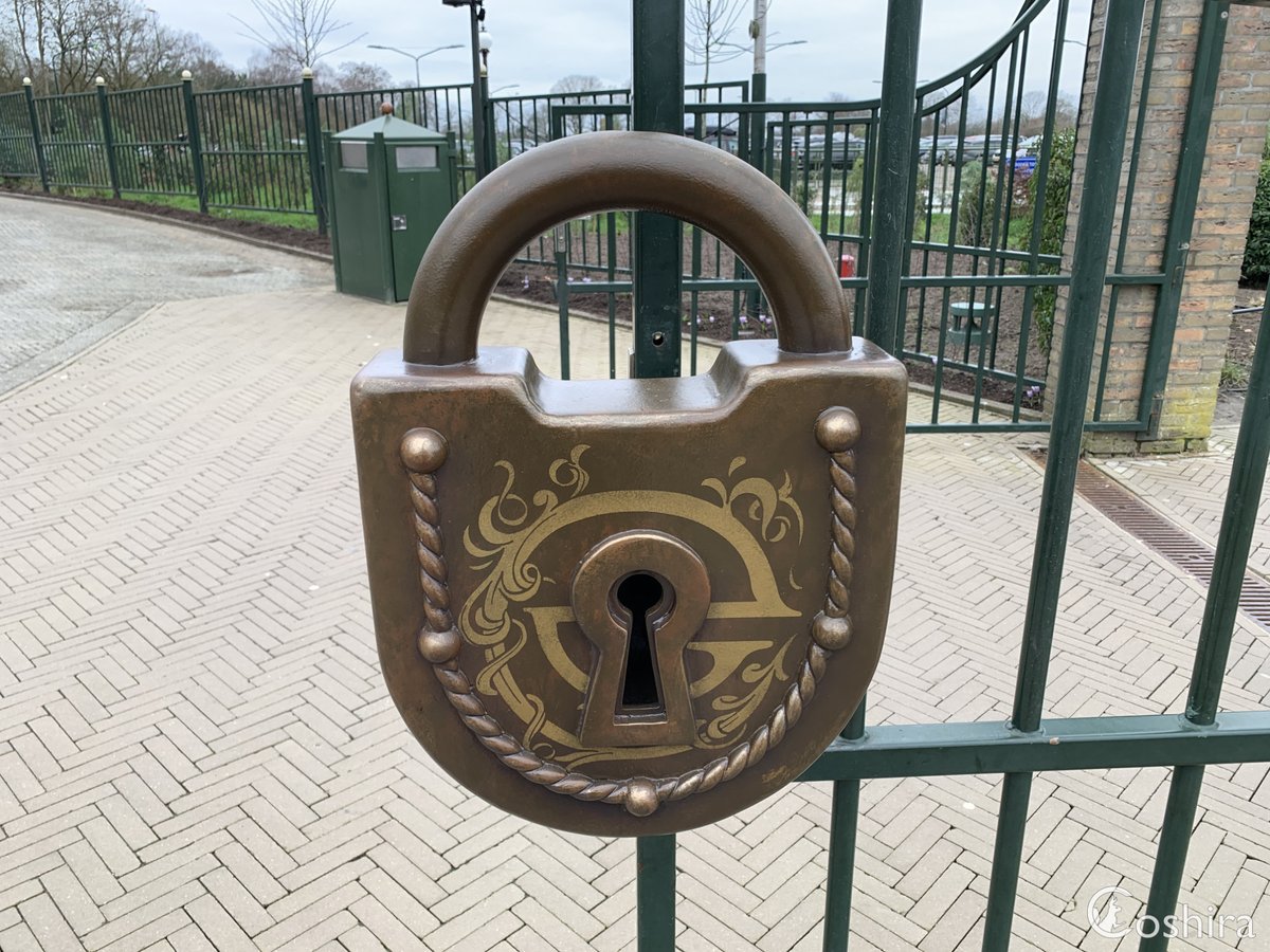 Coshira_'s tweet image. Een nieuw slot aan de poort bij de ingang, netjes als één geheel. De ketting is nog even in onderhoud.

#Efteling #Ingang #Slot #Poort