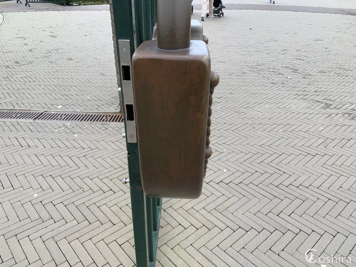 Coshira_'s tweet image. Een nieuw slot aan de poort bij de ingang, netjes als één geheel. De ketting is nog even in onderhoud.

#Efteling #Ingang #Slot #Poort