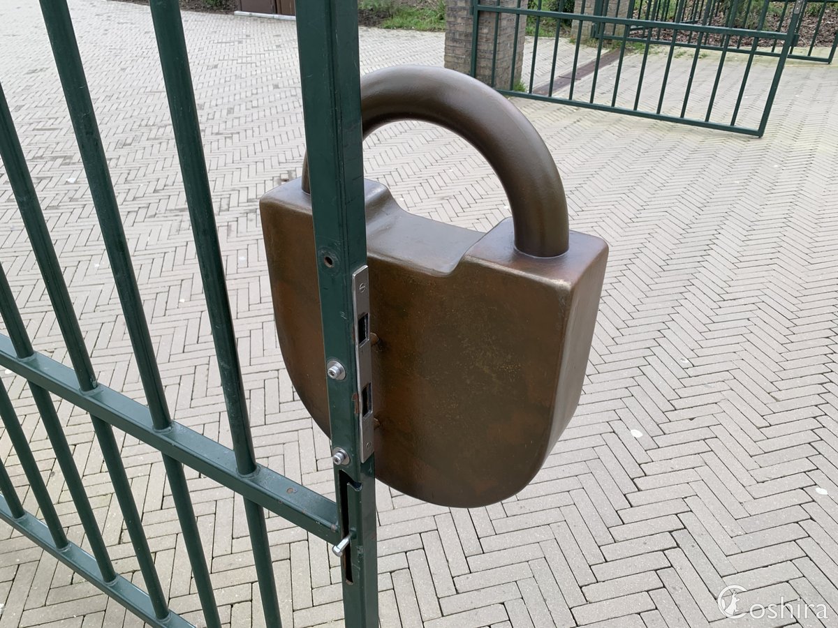 Coshira_'s tweet image. Een nieuw slot aan de poort bij de ingang, netjes als één geheel. De ketting is nog even in onderhoud.

#Efteling #Ingang #Slot #Poort