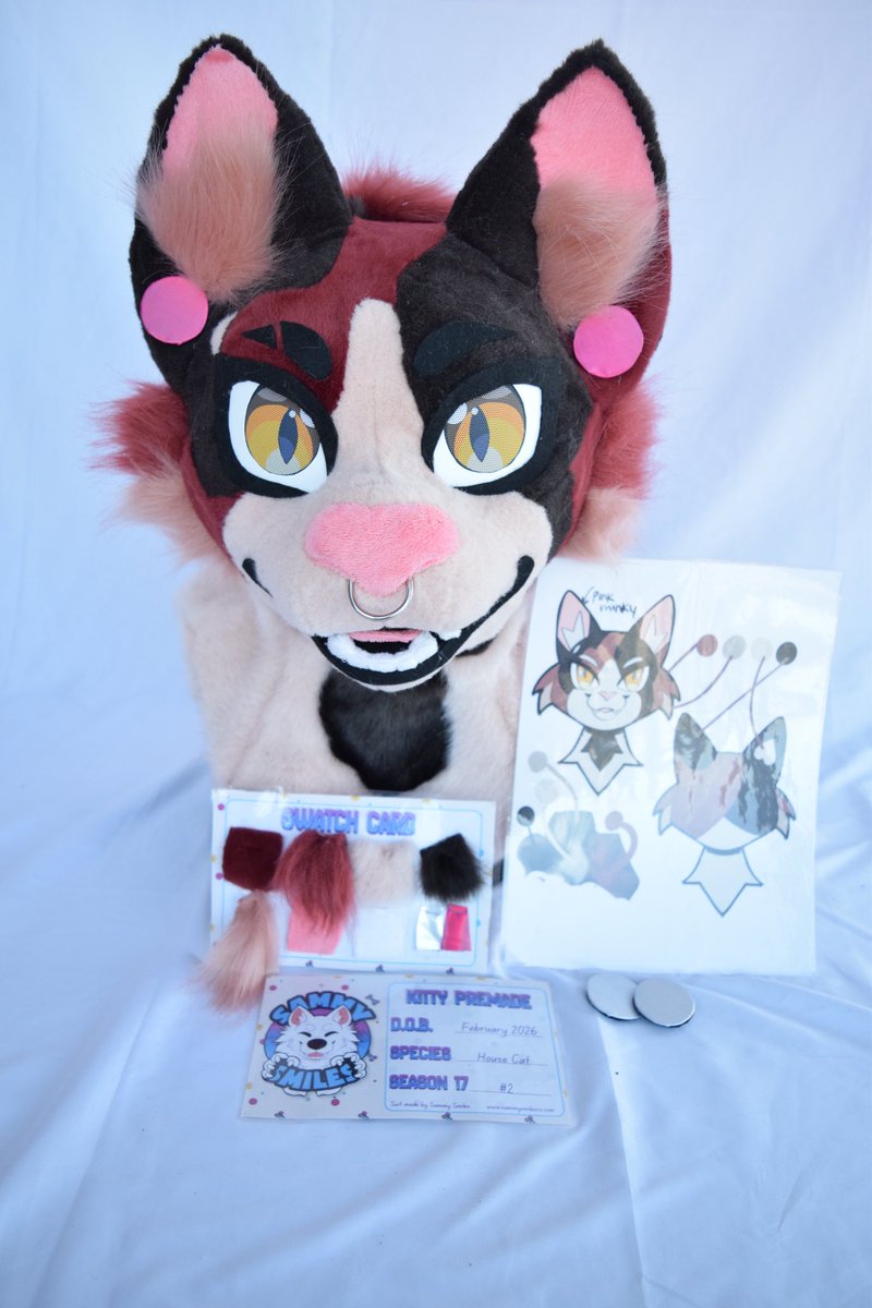 And the kitty cat is officially up for sale! 

You can bid on them here: 
thedealersden.com/listing/premad…

They feature a fully lined head, removable gauges, &amp; a removable tongue! They’re a head only atm, but I have several ladder options for this pretty kitty. 🐈‍⬛ 

RTs appreciated 🌸